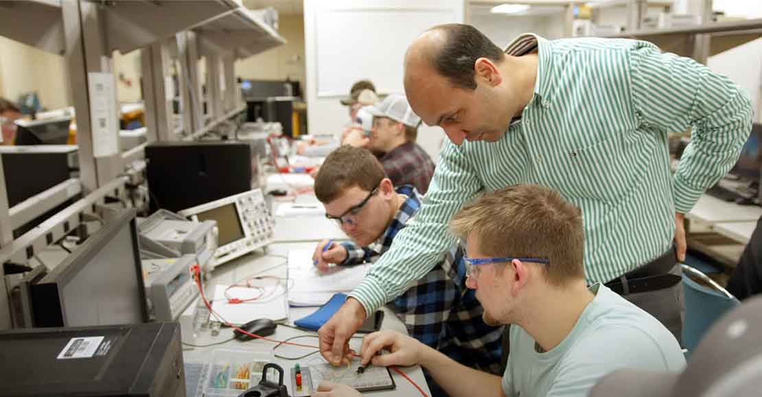University of Northern Iowa professor with engineering students in lab