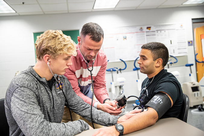 UNI students in a kinesiology lab